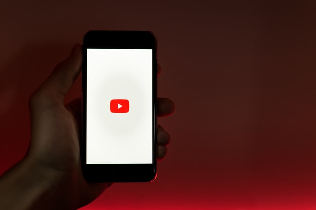 Ter um canal no Youtube te permite atingir os 2 bilhões de usuários da plataforma | Foto: Unsplash