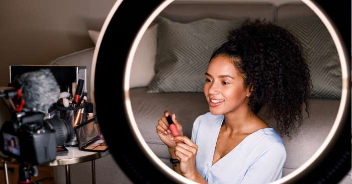 digital influencer fazendo um publipost de maquiagem