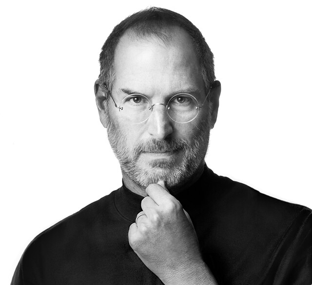 Foto em preto e branco de Steve Jobs, ícone de marketing pessoal.