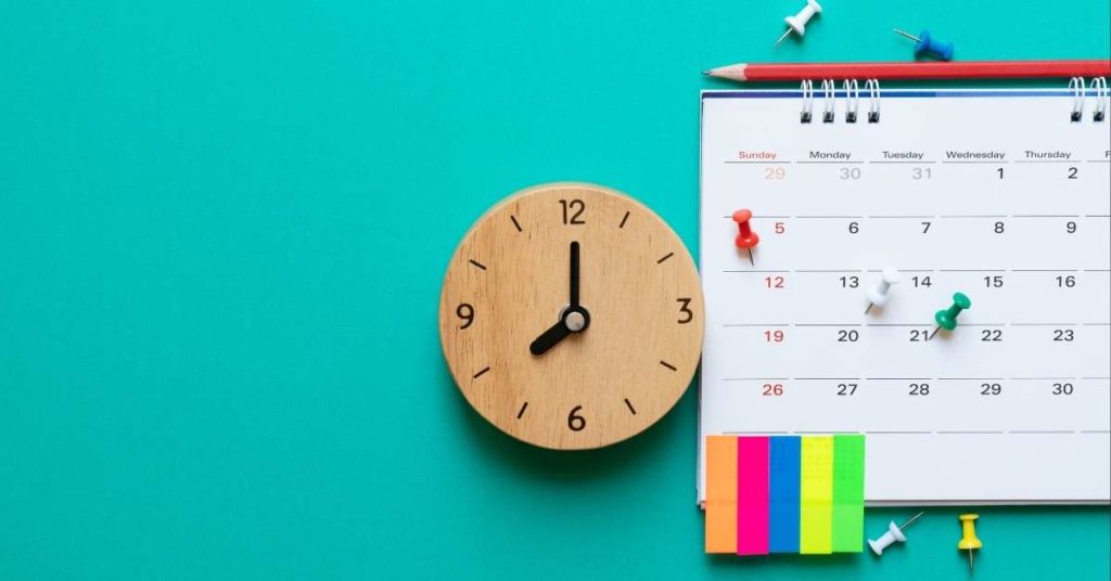 Calendário, relógio e post it sobre um fundo verde, representando calendário editorial para Instagram