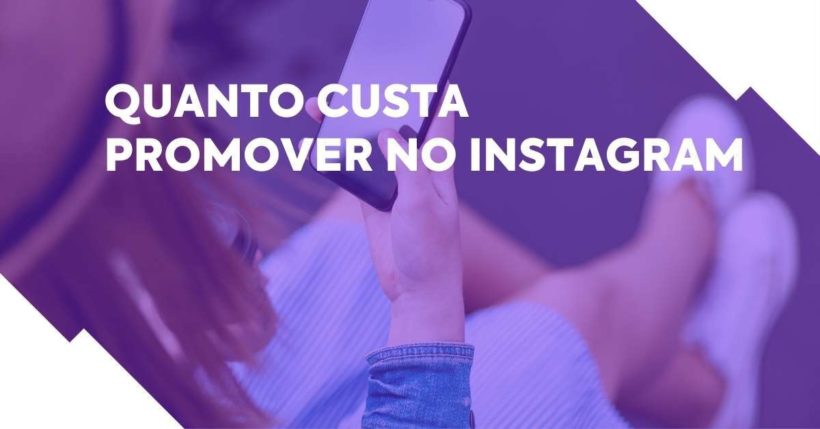 Imagem de uma pessoa sentada mexendo no celular. Foto com um filtro roxo e o texto "quanto custa promover no Instagram" em destaque