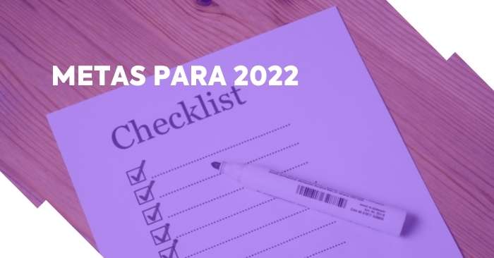 imagem com um checklist feito com papel e caneta. imagem com filtro roxo e texto em destaque: metas para 2022
