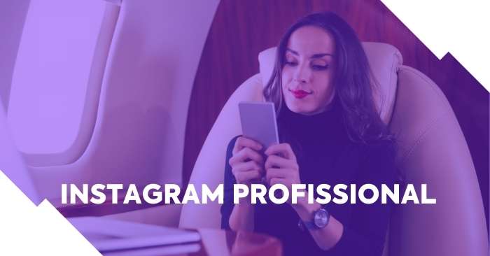 mulher sentada em uma poltrona de avião usando o celular. imagem com filtro roxo e texto em destaque: Instagram profissional