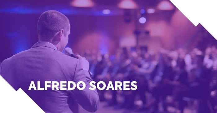 Empreendedor em uma palestra, Fundo roxo e legenda: "Alfredo Soares"