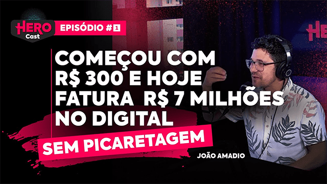 Imagem de João Amadio sendo entrevistado em podcast.