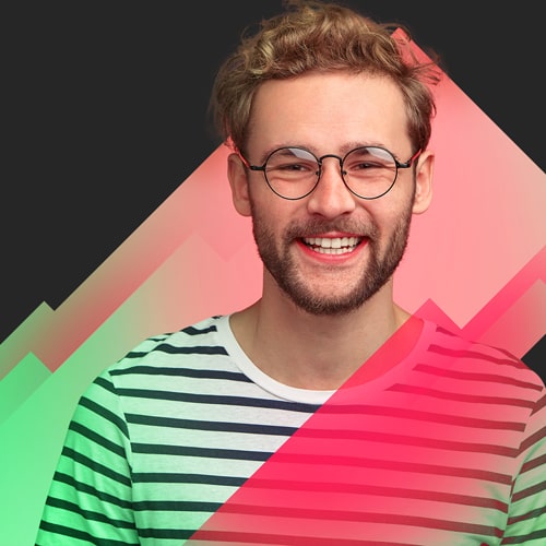 Homem de óculos sorrindo.