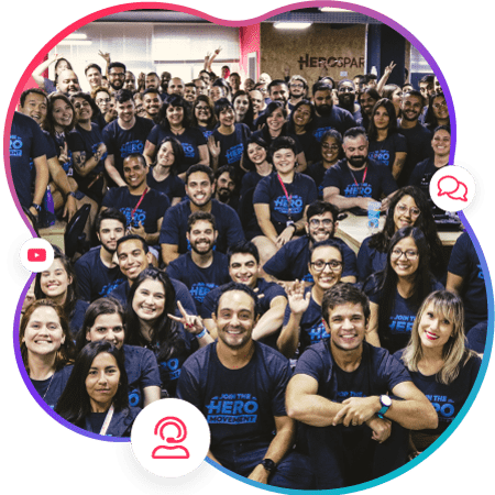 Foto de grupo grande de pessoas sorrindo com camisetas da HeroSpark.